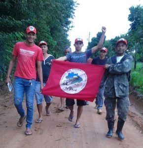Camponeses e camponesa do MPA no Estado puseram os pés na estrada construindo o Mutirão. Foto: MPA