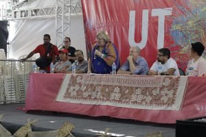 A ativista Aleida Guevara (ao centro) em mesa de abertura do Festival da Utopia, em Maricá (RJ) / Norma Odara/Brasil de Fato