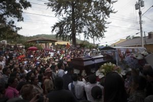TE5001. MARCALA (HONDURAS), 08/07/2016.- Familiares y amigos asisten al funeral de Lesbia Yaneth Urquía, de 48 años, hoy, viernes 8 de julio de 2016, en la ciudad de Marcala, en el occidente de Honduras. Urquía, que fue asesinada y su cuerpo fue encontrado el miércoles cerca de un basurero público de Marcala, era simpatizante del Comité Cívico de Organizaciones Populares e Indígenas de Honduras (Copinh), que lideró la ambientalista Berta Cáceres, asesinada el 3 de marzo. EFE/Gustavo Amador