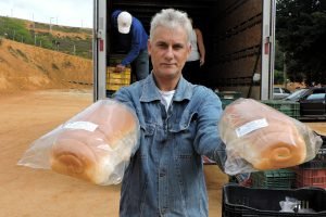Camponês mostra pães produzidos por sua família que serão enviados para SP. Foto MPA 