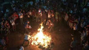 Oposicionistas ateiam fogo nas cédulas e nas atas eleitorais, ao fim de seu “plebiscito informal”. Foto: Divulgação
