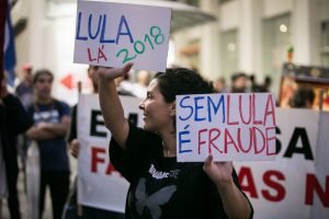 Vigília em defesa do Lula, em Porto Alegre, durante julgamento de Habeas Corpus no STF. Foto: Guilherme Santos/Sul21