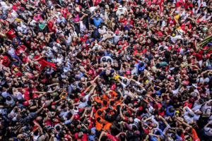 Lula, carregado nos braços do povo (foto: Francisco Proner/ Farpa Fotocoletivo)