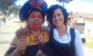 Rosana de Oliveira com uma indígena durante o Acampamento. Foto: Arquivos Rosana de Oliveira