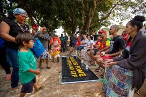 Delegação indígena prestou solidariedade ao grupo que se encontra em greve de fome há oito dias. Foto: Tiago Miotto/Cimi