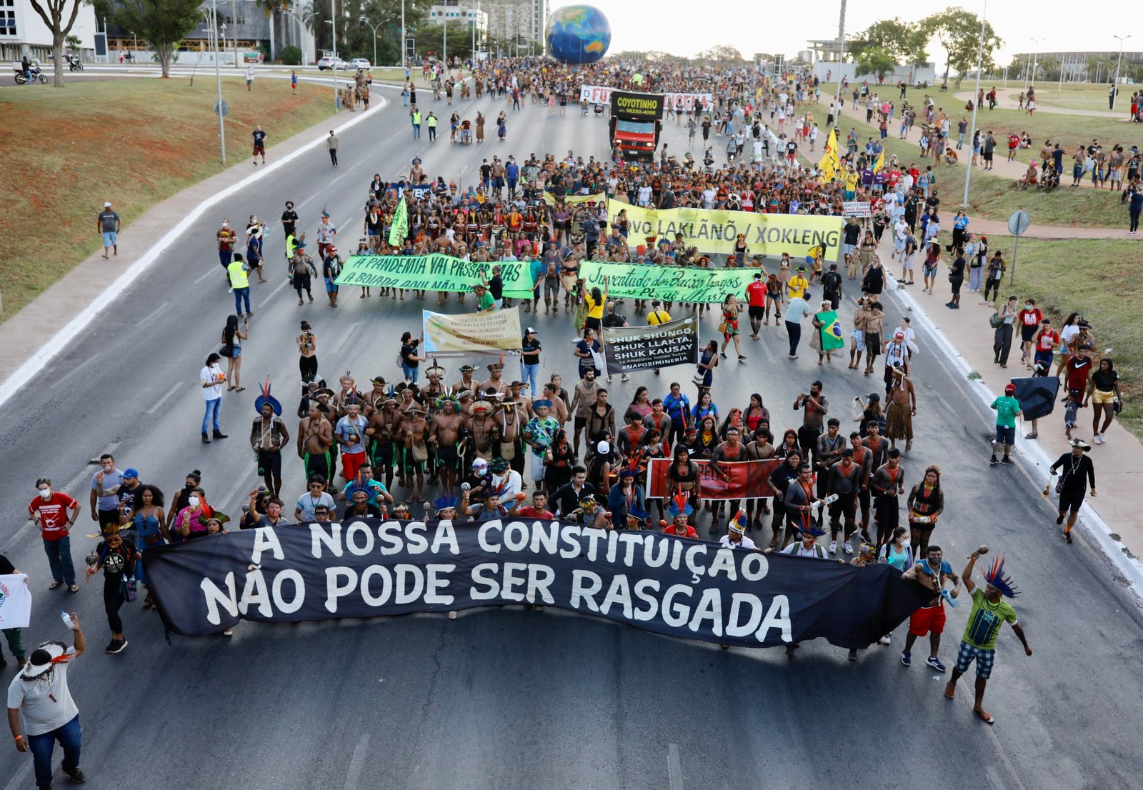 Movimentos populares ocupam as ruas em todo Brasil e pedem